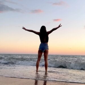 Nataliya Bichan Instagram - Три счастливых дня 
Было у меня, 
Было у меня 
С тобой….🌊❤️💃🏽

Всё лето я работала, и мечтала только о том, чтоб, хоть одним глазком взглянуть на море 🌊😻🐬
Между съёмками, в сентябре , я рванула 🚂 … и это было самым прекрасным началом нового сезона☀️💃🏽💋 
Спасибо 🙌❤️

#ясчастлива #моментыжизни #спасибозасчастье #адлер2022 #сочи2022 #августэтоты #отпускаю #актрисатеатраикино #натальябичан #бичан #бичаннаталья