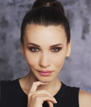 Nataliya Bichan Instagram - «Что же вам написать»..
Ведь в последнее время, я научилась «профессионально молчать», представляете ? Я? Да молчать? Чудеса…

Случайно наткнулась на фото/видео (лето 2017 года), где было «АБСОЛЮТНОЕ СЧАСТЬЕ »❤️🥹 
Знаете, там такая милая, разговорчивая, влюбленная девочка! 😍
В ее глазах: надежда, смелость, женственность, уверенность, сила. 
Глаза - яркие, зелёные, хитрые, ласковые и нежные, как у кошки, и пьяные от любви. 
Девочка на видео спрашивает: - «Скажи мне что-нибудь на память»( как знала ), а он сидел и пел ей на гитаре серенаду,  и вдруг ответил: -«Будь счастлива» , -«И всё?», -«Да»!.. и продолжил свою  песню дальше . 
Хотелось бы вам показать эти архивы, но, к сожалению, я там не одна, и не имею возможности «без спроса» показывать «сокровенную историю», но могу сказать одно, я давно себя такой не видела , не в кино (мне не дают играть влюбленных и счастливых женщин),и уж точно не в жизни! 
Может быть , когда-нибудь, я вновь увижу себя такой, по-настоящему ранимой, счастливой, красивой, и пьяной от любви 😂🤭

Ps: да, и вообще в «юности», у меня была привычка, влюбляться в самых талантливых и гениальных людей, не то что сейчас 😈🤷🏻‍♀️😂

Фото: @nastasya_strong 
Образ: @nas.kov 

#натальябичан #бичаннаталья #бичан
