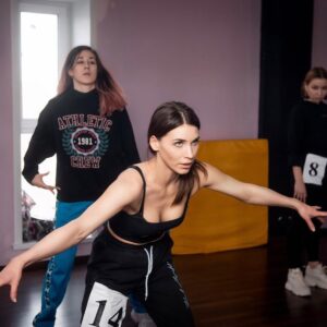 Nataliya Bichan Instagram - Танцевальный кастинг 26.03.22г
Честно, идти не хотела! Почему? Потому что не чувствую себя 100% профессионалом, одно дело, танцевать бально - спортивные танцы, и ставить актёрские пластические этюды в театре/кино, другое дело танцевать современные стили, в которых я не знаю «начальных движений», возможно, это мои тараканы, видимо, в детстве я насмотрелась на талантливых и профессиональных людей, и меня научили, отдаваться делу 24/7, или не называть себя профессионалом, поэтому я никогда не скажу, что я Певица, Музыкант, или лучший Танцор мира, да, всё это я умею делать хорошо, но не так, как требует ПРОФЕССИЯ 🔥❤️

Кастинг шёл в три этапа: 1️⃣ЛАТИНОАМЕРИКАНСКИЕ ТАНЦЫ 💃🏽 - тут моему счастью не было предела, я поняла, вот он «ЗВЁЗДНЫЙ ЧАС»😂🙈(скромно), и правда, у девчонок отсутствовала бальная подготовка от слова «совсем», я даже удивилась 🙄🤔
2️⃣ АКТЁРСКОЕ МАСТЕРСТВО- ну тут я совсем расслабилась, так как имею право называть себя «Актрисой театра и кино», было бы странно, и неожиданно для меня, если бы я провалила эту часть, кстати, смешно было тогда, когда я выполняла те задания, которые даю своим детям ТикТок на занятиях по Актёрскому Мастерству, это я к чему? К тому, что мы до конца своей жизни, являемся студентами, и сдаём экзамены, и не важно чего ты добился в жизни, и кто ты есть, но на кастинге/пробах ты студент всегда !☺️🙈
3️⃣ HIP HOP - бл@😂😂😂🤦🏻‍♀️ я ещё умудрилась, застрять в туалете, опоздать на эту часть кастинга, и так дура не сильна в этом направлении, так давай добавлю себе сложности, это в моём стиле, так что 👌😂🚀 Я поняла, тут надо быстро хватать, повторяя за девчонками ( этому меня в театральном научили ), включать харизму, улыбку, секс , агрессию и хитрость😂🙈 Включила, вроде получилось ! Все были в восторге ( это так мне сказали ) Я победила 🙌 😂🙈 Спасибо Васса @vassa.vodzumi , что дала мне такой интересный шанс ИСПЫТАТЬ СЕБЯ НА ПРОЧНОСТЬ (3часа хоряги, я чуть не умерла😂), ПОЧУВСТВОВАТЬ КОНКУРЕНЦИЮ СРЕДИ МОЛОДЫХ, ПРОФЕССИОНАЛЬНЫХ ДЕВЧАТ, да и найти новых друзей среди танцоров @__zalevskaya ❤️🚀
Ps: и походу в меня влюбился фотограф, ИНАЧЕ НЕПОНЯТНО откуда  столько красивых фото ( листайте карусель ), есть только у меня 😂😎🙈