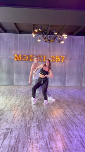 Nataliya Bichan Instagram - Тот момент, когда Ромка @romaboogiemen импровизирует, а я просто красивая😂🤦🏻‍♀️🤷🏻‍♀️ Наконец-то удалось встретиться, и вкусить немножко хореографии от @romaboogiemen ☺️🌪💕 Я СЧАСТЛИВА, СПАСИБО 🙏🏻🤩 #хореография #парныетанцы #парныетренировки #парнаяхореография #импровизация #бугимен #натальябичан #актрисатеатраикино
