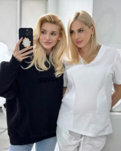 Natalya Mogilenets Instagram - У свій приїзд до Києва, я просто не могла не завітати до свого косметолога @kushnirenkotatyana . Вже протягом багатьох років, Таня робить дива з моєю шкірою, і зберігає мою молодість та красу 😏😂 Кожній жінці потрібен свій фахівець, якому можна довіряти. Тому, дівчатка, якщо ви шукаєте гарного косметолога, ось вам мої рекомендації 💁🏼‍♀️І якщо буде цікаво, можу поділитися своїми секретиками краси, і назвати топ найулюбленіших процедур🤗