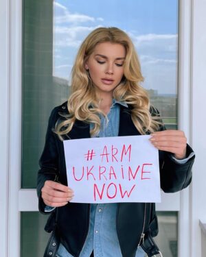 Natalya Mogilenets Instagram - 24 лютого – день, який змінив життя кожного українця, день який назавжди залишиться в нашій пам’яті💔 2 роки болю і горя, але боротьби за свободу та життя… Памʼятаю усе, як зараз…Відчуття страху та тривоги, нерозуміння та сльози! 
ВІЙНА! Мозок відчайдушно пручався проти реальності. 
На фото Мартін і Даша…Наша перша ніч у підвалі…На ранок всі прокинулись від вибуху будинку напроти…

Дякую нашим героям🙏🏻
Саме завдяки нашим захисникам і захисницям Україна стоїть міцно, бореться й живе… І вічна памʼять тим воїнам, які віддали своє життя, захищаючи нас і наших дітей🙏🏻💛💙