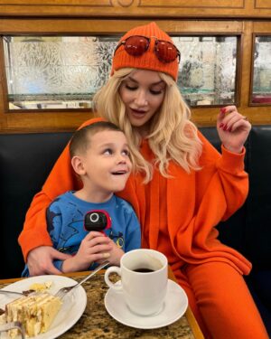 Natalya Mogilenets Instagram - Бажаємо вам з Мартіном гарного настрою 🐒🤗
