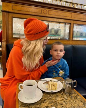 Natalya Mogilenets Instagram - Бажаємо вам з Мартіном гарного настрою 🐒🤗