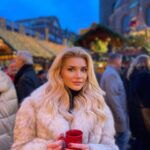 Natalya Mogilenets Instagram - Передноворічні дні – час спогадів і світлих думок. Коли, як в дитинстві, хочеться вірити в чудеса і опинитися в казці😍