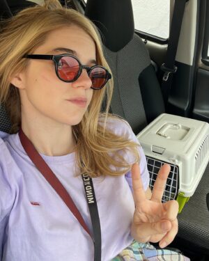 Natasa Exintaveloni Instagram - Αυτός είναι ο Αντώνης. 
Τον βρήκαμε με την Εύη και τον Κωστή στον κήπο του γυρίσματος ανάμεσα στα αδέλφια του, που δεν κατάφεραν να επιβιώσουν. 
Ο Αντώνης εμφανίστηκε μπροστά μου ΤΗ ΧΕΙΡΟΤΕΡΗ ΣΤΙΓΜΗ που θα μπορούσε- καμπή ψυχική, δουλειά όλη μέρα στο γύρισμα, βράδυ παράσταση, αλλεργία στις γάτες και δε θα απέκλεια και κάποια αλλεργία στα μωρά εν γένει. Αλήθεια το τελευταίο πράγμα που μου χρειαζόταν ήταν να βάζω ξυπνητήρι μέσα στη νύχτα για να ταΐζω ένα ανήμπορο πλάσμα και να είμαστε αχώριστοι σε δουλειές, βόλτες, ψυχοθεραπείες, αμάξια, καναπέδες, καμαρίνια.
Όμως: Ο Αντώνης εμφανίστηκε μπροστά μου την ΚΑΛΥΤΕΡΗ ΣΤΙΓΜΗ που θα μπορούσε. Για να μου θυμίσει ότι στη ζωή, στην αγάπη και στην αλήθεια δε γίνεται να έχεις τον έλεγχο. Μάλλον γίνεται, αλλά δεν έχει πλάκα. 
Ο Αντώνης θα ζήσει αν με ρωτάτε (όποια και να είναι τα προγνωστικά) γιατί έχει επαληθεύσει τη ζωή ήδη 4-5 φορές και τον γνωρίζω μόνο δυο μέρες. 
Τον Αντώνη δεν ξέρω αν τον αγαπώ ή αν τον φοβάμαι. Νομίζω όμως ότι δεν υπάρχει πιο τρομακτικό πράγμα απο το να αγαπάς ήδη ένα πλάσμα που δεν έχεις προλάβει να καταλάβεις τι είναι ή τι μπορεί να γίνει για εσένα ή, ακόμη χειρότερα, τι μπορεί να προκαλέσει στην καρδιά σου. Αλλά δεν υπάρχει και τίποτα που να μπορεί να συγκριθεί με αυτόν τον έρωτα ή αυτή την αγάπη. 

Μόνο μια βουτιά χωρίς μάσκα στα νερά ενός αγνώστου νησιού; 
Ίσως με αυτό να μπορεί να συγκριθεί ναι.