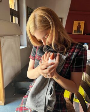 Natasa Exintaveloni Instagram - Αυτός είναι ο Αντώνης. 
Τον βρήκαμε με την Εύη και τον Κωστή στον κήπο του γυρίσματος ανάμεσα στα αδέλφια του, που δεν κατάφεραν να επιβιώσουν. 
Ο Αντώνης εμφανίστηκε μπροστά μου ΤΗ ΧΕΙΡΟΤΕΡΗ ΣΤΙΓΜΗ που θα μπορούσε- καμπή ψυχική, δουλειά όλη μέρα στο γύρισμα, βράδυ παράσταση, αλλεργία στις γάτες και δε θα απέκλεια και κάποια αλλεργία στα μωρά εν γένει. Αλήθεια το τελευταίο πράγμα που μου χρειαζόταν ήταν να βάζω ξυπνητήρι μέσα στη νύχτα για να ταΐζω ένα ανήμπορο πλάσμα και να είμαστε αχώριστοι σε δουλειές, βόλτες, ψυχοθεραπείες, αμάξια, καναπέδες, καμαρίνια.
Όμως: Ο Αντώνης εμφανίστηκε μπροστά μου την ΚΑΛΥΤΕΡΗ ΣΤΙΓΜΗ που θα μπορούσε. Για να μου θυμίσει ότι στη ζωή, στην αγάπη και στην αλήθεια δε γίνεται να έχεις τον έλεγχο. Μάλλον γίνεται, αλλά δεν έχει πλάκα. 
Ο Αντώνης θα ζήσει αν με ρωτάτε (όποια και να είναι τα προγνωστικά) γιατί έχει επαληθεύσει τη ζωή ήδη 4-5 φορές και τον γνωρίζω μόνο δυο μέρες. 
Τον Αντώνη δεν ξέρω αν τον αγαπώ ή αν τον φοβάμαι. Νομίζω όμως ότι δεν υπάρχει πιο τρομακτικό πράγμα απο το να αγαπάς ήδη ένα πλάσμα που δεν έχεις προλάβει να καταλάβεις τι είναι ή τι μπορεί να γίνει για εσένα ή, ακόμη χειρότερα, τι μπορεί να προκαλέσει στην καρδιά σου. Αλλά δεν υπάρχει και τίποτα που να μπορεί να συγκριθεί με αυτόν τον έρωτα ή αυτή την αγάπη. 

Μόνο μια βουτιά χωρίς μάσκα στα νερά ενός αγνώστου νησιού; 
Ίσως με αυτό να μπορεί να συγκριθεί ναι.