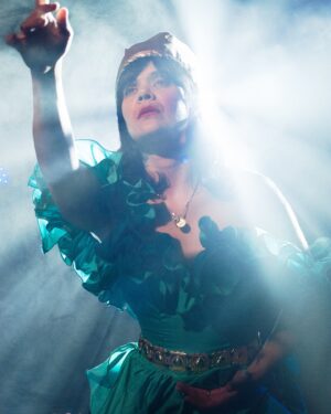 Natasha Khan Instagram - And so it begins ‘The Dream of Delphi’ Tour 🪲🌀 

〰️ Next stop Birmingham 〰️

📸: @milovangiap