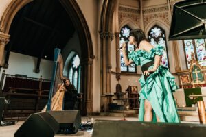 Natasha Khan Instagram - Some photos from this weekend performing with Lara Somogyi: just the harp, vocals and the acoustics of the church 🌹

Tomorrow I’m back with the band for our first sold out show in Oxford. Final tickets for the tour via the link in my bio 🌀🤍🌀

@laraharp @banquetrecords