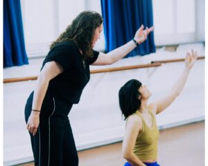 Natasha Khan Instagram - Introducing my brilliant choreographer and collaborator @alexandra_green__ who has been instrumental in guiding me to explore new realms of movement, and allowing my inner dancer to grace the stage. I wondered if at the age of 43 it would be possible to take the stage in a Madonna/KB mic (!) and hold my own. But working with Ally proved that as you age your body can tell even richer stories.

Since becoming a mother, my perspective on movement and expression has evolved in profound ways. The journey of motherhood has awakened a newfound connection to my primal instincts and a desire to explore movement in a raw and untamed manner. But also to use the repetitive and mundane aspects of domestic life to create consecutive moving mantras about the emotional peaks and troughs of devotional love, boredom, exaltation, survival.

Here are some moments from the last few months that capture this journey. Thank you Ally 🤍
