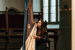 Natasha Khan Instagram - Some photos from this weekend performing with Lara Somogyi: just the harp, vocals and the acoustics of the church 🌹

Tomorrow I’m back with the band for our first sold out show in Oxford. Final tickets for the tour via the link in my bio 🌀🤍🌀

@laraharp @banquetrecords