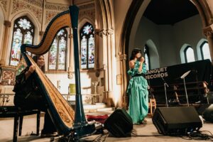 Natasha Khan Instagram - Some photos from this weekend performing with Lara Somogyi: just the harp, vocals and the acoustics of the church 🌹

Tomorrow I’m back with the band for our first sold out show in Oxford. Final tickets for the tour via the link in my bio 🌀🤍🌀

@laraharp @banquetrecords