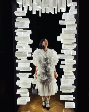 Natasha Khan Instagram - Marina Abramović Opening at the RA last night 🤍

Dress: @mariomarquina 
Jewellery: @gracefforde 
Rings: @babarogastore 
Necklace: @glitchjewellery 
Stylist: @juicylames 

@abramovicinstitute 
@royalacademyarts 

📸 @alexandra_green__