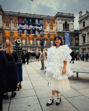 Natasha Khan Instagram - Marina Abramović Opening at the RA last night 🤍

Dress: @mariomarquina 
Jewellery: @gracefforde 
Rings: @babarogastore 
Necklace: @glitchjewellery 
Stylist: @juicylames 

@abramovicinstitute 
@royalacademyarts 

📸 @alexandra_green__