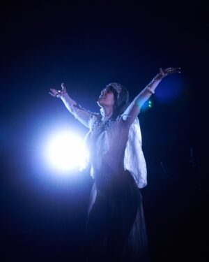 Natasha Khan Instagram - The Motherwitch is here {{{🥚🌀🥚}}}

Returning to a London stage last night was unforgettable. The energy, the love, and being surrounded by family and friends old and new 💫

Thank you to everyone who came and shared your night with me, you fuelled every moment of the performance. 

My deepest gratitude to everyone who made this show possible, to the fans, to @christineandthequeens for inviting me to do Meltdown at @southbankcentre and to @avalon9000 & The Charm for supporting. 

📸 @milovangiap 

Musical Director: @benchristophers 
Viola / Violin / Vocals: @violetavicci 
Live Arrangement: @batforlashes @benchristophers @violetavicci 
Live Creative Director: @hannahmarshall_______ 
Live Creative Assistant: @junsong___ 
Lighting Director: @joshieharriette 
Movement Director: @alexandra_green__ 
Creative Producer: @tigerhaginoreid 
Costume Designer: @juicylames 
Costume Designer: @agrostudio_ 
Crochet Maker: @maddyrara 
Set design: @zoeklinck 
Hair: @moemukai23 
Management: @giantartistmanagement @tigerhaginoreid @richaustensmith @islafab 

More exciting news to come….. 🦇