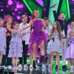 Natasza Urbańska Instagram - Kochani, Wiedziałam że program @thevoicekidstvp generuje tyle emocji jak go oglądasz przed telewizorem, wygodnie na kanapie ale dopiero jak siadasz na TEN fotel emocje sięgają zenitu . Nie sądziłam, że aż tak ! #foteltolawa 🌋 Każdy z tych maluchów ma marzenia, o tym by dawać radość widzom i rozrywkę poprzez swój śpiew . To inspirujące jak tak młode osoby walczą o siebie . Niech będą dla Was inspiracją , niech ich występy i ciężka praca nad soba dodadzą Wam odwagi w dążeniu do realizacji swoich celów . Ci mali wojownicy nie powiedzieli jeszcze ostatniego słowa! Ten program ma głębsze znaczenie a ja…Zyskałam nowych przyjaciół , mam ogromną rodzinę i poczucie spełnienia że mogłam złapać za te małe dłonie i zrobić z nimi ten mały krok ku wielkim marzeniom ! 💜