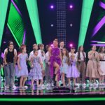 Natasza Urbańska Instagram - Kochani, Wiedziałam że program @thevoicekidstvp generuje tyle emocji jak go oglądasz przed telewizorem, wygodnie na kanapie ale dopiero jak siadasz na TEN fotel emocje sięgają zenitu . Nie sądziłam, że aż tak ! #foteltolawa 🌋 Każdy z tych maluchów ma marzenia, o tym by dawać radość widzom i rozrywkę poprzez swój śpiew . To inspirujące jak tak młode osoby walczą o siebie . Niech będą dla Was inspiracją , niech ich występy i ciężka praca nad soba dodadzą Wam odwagi w dążeniu do realizacji swoich celów . Ci mali wojownicy nie powiedzieli jeszcze ostatniego słowa! Ten program ma głębsze znaczenie a ja…Zyskałam nowych przyjaciół , mam ogromną rodzinę i poczucie spełnienia że mogłam złapać za te małe dłonie i zrobić z nimi ten mały krok ku wielkim marzeniom ! 💜