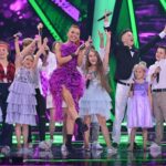 Natasza Urbańska Instagram - Kochani, Wiedziałam że program @thevoicekidstvp generuje tyle emocji jak go oglądasz przed telewizorem, wygodnie na kanapie ale dopiero jak siadasz na TEN fotel emocje sięgają zenitu . Nie sądziłam, że aż tak ! #foteltolawa 🌋 Każdy z tych maluchów ma marzenia, o tym by dawać radość widzom i rozrywkę poprzez swój śpiew . To inspirujące jak tak młode osoby walczą o siebie . Niech będą dla Was inspiracją , niech ich występy i ciężka praca nad soba dodadzą Wam odwagi w dążeniu do realizacji swoich celów . Ci mali wojownicy nie powiedzieli jeszcze ostatniego słowa! Ten program ma głębsze znaczenie a ja…Zyskałam nowych przyjaciół , mam ogromną rodzinę i poczucie spełnienia że mogłam złapać za te małe dłonie i zrobić z nimi ten mały krok ku wielkim marzeniom ! 💜