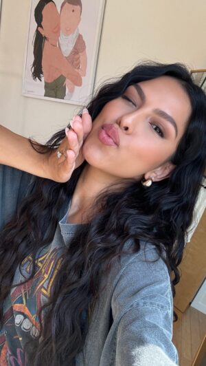 Nathalia Castellon Instagram - The oversized rock t-shirt that never fails 🤌🏼 when I’m in a rush (which is every minute of my life) I know my go-to fit will be my @zara marine leather pants and a graphic tee of some kind 😅 

Also, how do we feel about the iPhones Cinematic mode? I’m not sure if I love it or hate it 🙈