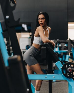Nathalia Castellon Instagram - A typical work out with me looks like… 
Swipe to the end - @1stphorm 💪🏼💪🏼💪🏼
📸: @davidmullis 
#fitness #workout #1stphorm #transformation #explantjourney #iam1stphorm