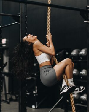 Nathalia Castellon Instagram - A typical work out with me looks like… 
Swipe to the end - @1stphorm 💪🏼💪🏼💪🏼
📸: @davidmullis 
#fitness #workout #1stphorm #transformation #explantjourney #iam1stphorm
