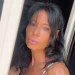Nathalie Andreani Instagram - On est tellement obsédés par les critères de beauté qui sont mit en avant sur les réseaux sociaux que l’on finit par oublier d être soit même … Il faut pas oublier que la vrai vie ce n est pas les réseaux sociaux ….. alors juste envie d être moi …… avec mes 52 ans assumés qui croque la vie à pleine dent Parceque la vie ne s’arrête pas à 25 ans et que chaque femme est belle quelque soit son âge , son poids , son style … Te sentir belle, Avoir confiance en toi c est la base d une vie épanouie. A toutes les femmes qui comprennent mon ressenti ❤️‍🔥