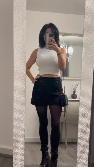 Nathalie Andreani Instagram - Look du jour black and white ..... 

j ai du mal à sortir du noir ?

Tu en penses quoi ? 

#viral #foryou #pourtoi #fashion #mode
#lookdujour #nathaliegabano