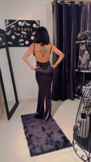 Nathalie Andreani Instagram - La rouge ou la noire ? Tu me préfères dans laquelle ? 🥰🥰🥰
#fashion #mode #robe #dilemme #nathaliegabano