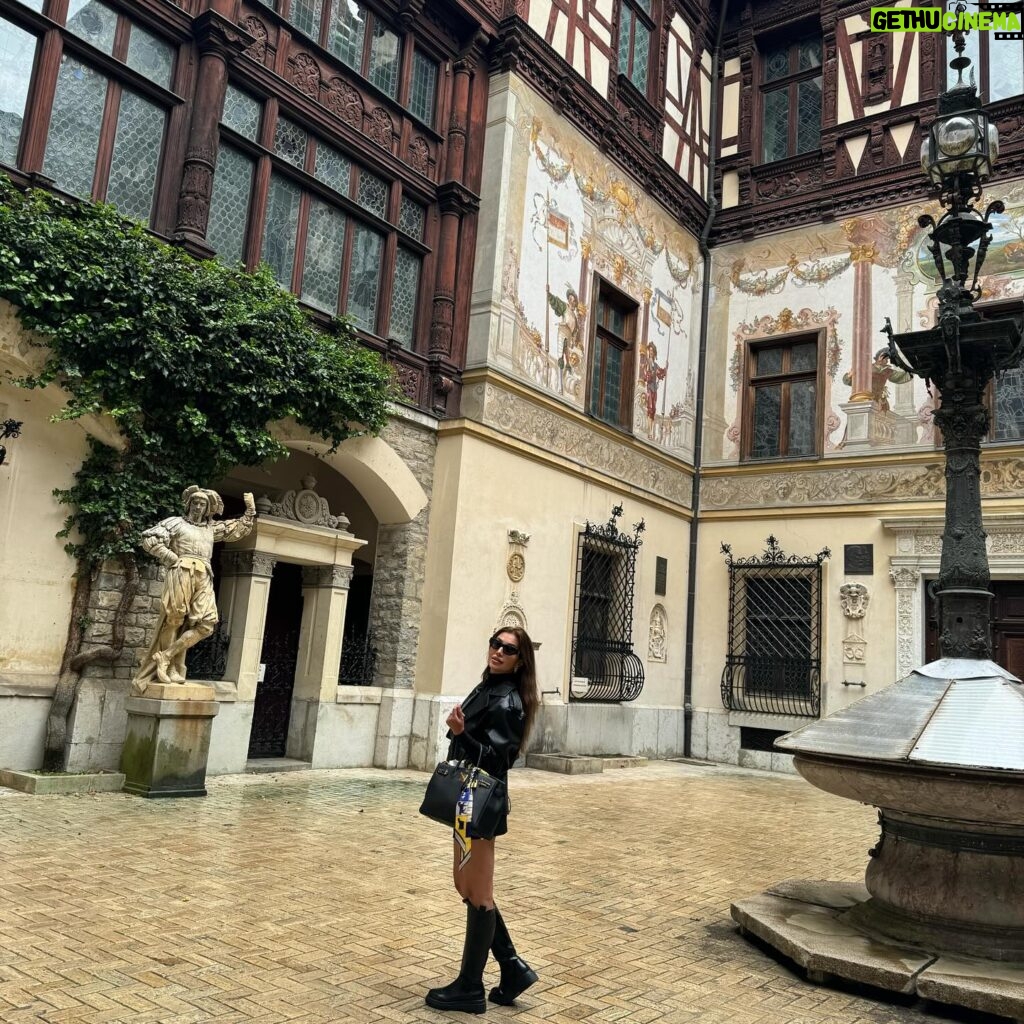 Nathalie Hart Instagram - Mom and daughter in Europe 💃