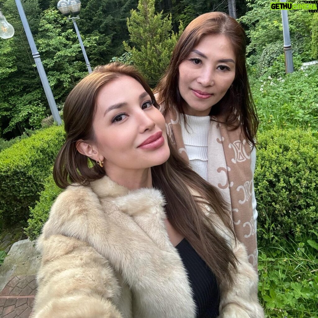 Nathalie Hart Instagram - Mom and daughter in Europe 💃