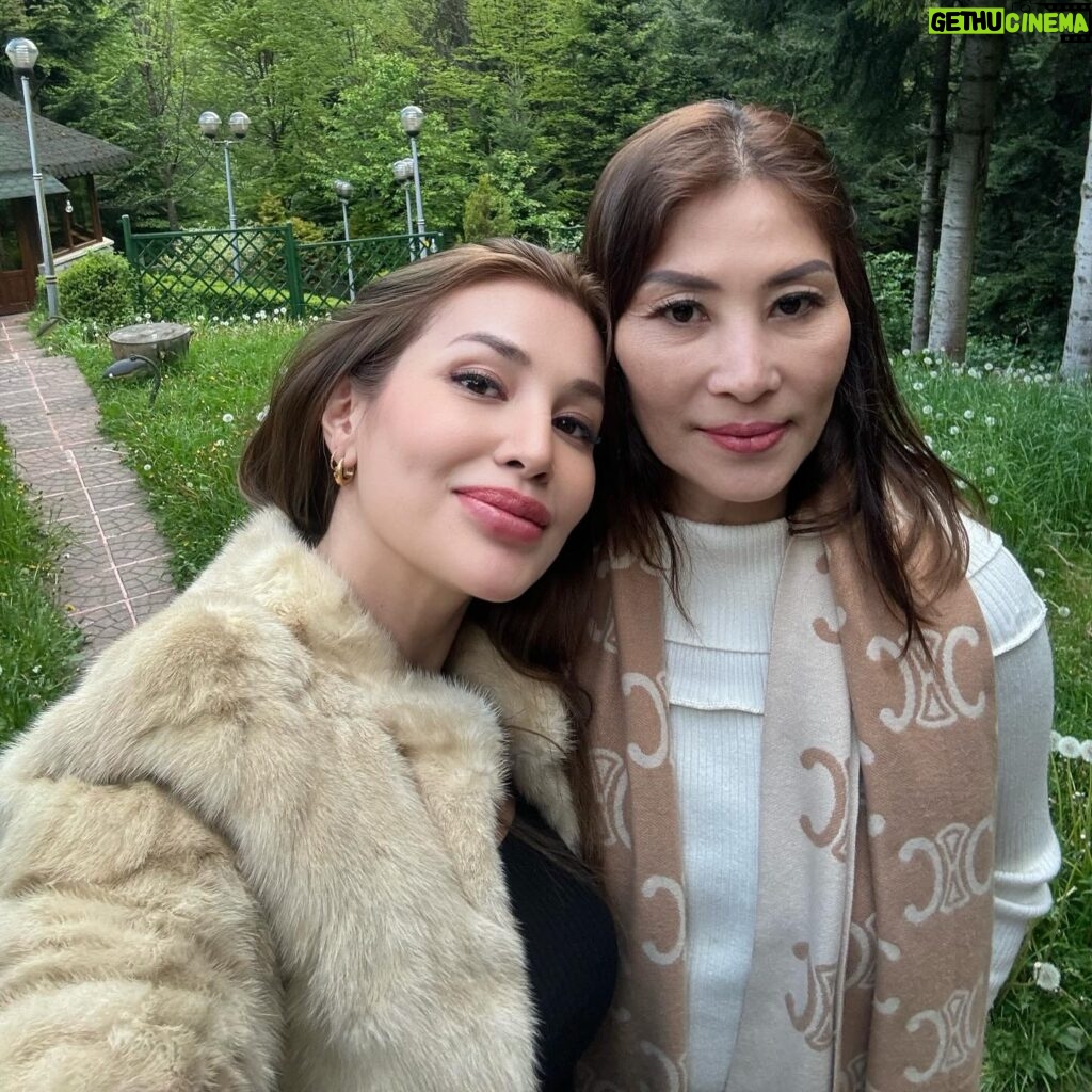 Nathalie Hart Instagram - Mom and daughter in Europe 💃