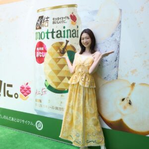 Natsumi Okamoto Instagram - 先週末六本木で開催されていた、
氷結mottainaiのイベントにいってきました！！🍐
来てくださった皆様、楽しんでいただけましたかー？？

フードロスは、凄く身近なことなのに、まだまだ浸透していなくて…
今回のイベントでは、日常的に、手軽に、 楽しみながらフードロス削減に取り組めることを学びました。 

会場のビジョンでは、多くの方が、商品を購入してくださったことで、 この取り組みで 沢山の梨が救われたことを実感でき、温かい気持ちになりました🍐
目に見えると貢献が実感できて、 嬉しい気持ちになりますね☺️

私自身「氷結mottainai」アンバサダーとして、農家さんのお話を聞いたり、イベントにお邪魔したりして、今までだったら廃棄されていたおいしい果実が、いろんな方の想いのあるアイデアや、協力を経て、素敵な商品となって発売される事に改めて感動しました。
そして！なんたって、本当においしい！！！

私がお邪魔した日はポカポカ陽気で、青空の下で飲む氷結mottainaiはとってもおいしかったです ！☀️
氷結mottainaiはパッケージも可愛いので、
今年の夏は氷結mottainaiと共に、
SDGsに貢献しながら、思い出をたくさん作ってね🌴
みんなからの「氷結mottainai 浜なし」 の感想も聞いてみたいです！
ぜひコメントで教えてください！🍐

#PR #KIRIN #氷結mottainai #SDGs #お酒は20歳になってから