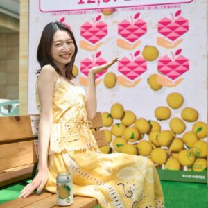 Natsumi Okamoto Instagram - 先週末六本木で開催されていた、
氷結mottainaiのイベントにいってきました！！🍐
来てくださった皆様、楽しんでいただけましたかー？？

フードロスは、凄く身近なことなのに、まだまだ浸透していなくて…
今回のイベントでは、日常的に、手軽に、 楽しみながらフードロス削減に取り組めることを学びました。 

会場のビジョンでは、多くの方が、商品を購入してくださったことで、 この取り組みで 沢山の梨が救われたことを実感でき、温かい気持ちになりました🍐
目に見えると貢献が実感できて、 嬉しい気持ちになりますね☺️

私自身「氷結mottainai」アンバサダーとして、農家さんのお話を聞いたり、イベントにお邪魔したりして、今までだったら廃棄されていたおいしい果実が、いろんな方の想いのあるアイデアや、協力を経て、素敵な商品となって発売される事に改めて感動しました。
そして！なんたって、本当においしい！！！

私がお邪魔した日はポカポカ陽気で、青空の下で飲む氷結mottainaiはとってもおいしかったです ！☀️
氷結mottainaiはパッケージも可愛いので、
今年の夏は氷結mottainaiと共に、
SDGsに貢献しながら、思い出をたくさん作ってね🌴
みんなからの「氷結mottainai 浜なし」 の感想も聞いてみたいです！
ぜひコメントで教えてください！🍐

#PR #KIRIN #氷結mottainai #SDGs #お酒は20歳になってから