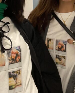 Natsumi Okamoto Instagram - 人生初の　推し活　でした…

♡
親友とふたりでお揃いのTシャツも着用しててノリノリの岡本！