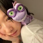 Natsumi Okamoto Instagram - こんばんは、おかもとです。 おしらせばかりの投稿になってしまってすみませんデス。 もうほんとにお稽古場とお家、撮影現場とお家の行き来でして、 わたしのプライベートで、おはなしすることがなにもないのです笑、 　 毎日おうちで美味しくご飯を食べて、お風呂に入って寝るだけの人間生活中なので🌺 強いて言えば髪の毛暗くなりました🪮 @waji_hair だけど。そう。 ここ最近になってディズニーのフィギュアとかなんかいろいろ 集めだしました。というか、小さい頃から欲しくて駄々こねてたものが、大人になってやっと、自分で、集めれるようになってきた次第です。夢叶い中ですｳﾚｼｲ🎠 あそれでね、今日は ひさびさにお休みを頂いたので、 14時間の爆睡をきめたあと、ディズニーストアで色々かったよ。 癒された。とても。 かわいいと1人で呟きながら、カゴにお迎えする時間 こんなに幸せを感じるなんて。 学生時代のかわいいかわいいランドールちゃん、いらっしゃい🏠