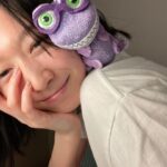 Natsumi Okamoto Instagram - こんばんは、おかもとです。 おしらせばかりの投稿になってしまってすみませんデス。 もうほんとにお稽古場とお家、撮影現場とお家の行き来でして、 わたしのプライベートで、おはなしすることがなにもないのです笑、 　 毎日おうちで美味しくご飯を食べて、お風呂に入って寝るだけの人間生活中なので🌺 強いて言えば髪の毛暗くなりました🪮 @waji_hair だけど。そう。 ここ最近になってディズニーのフィギュアとかなんかいろいろ 集めだしました。というか、小さい頃から欲しくて駄々こねてたものが、大人になってやっと、自分で、集めれるようになってきた次第です。夢叶い中ですｳﾚｼｲ🎠 あそれでね、今日は ひさびさにお休みを頂いたので、 14時間の爆睡をきめたあと、ディズニーストアで色々かったよ。 癒された。とても。 かわいいと1人で呟きながら、カゴにお迎えする時間 こんなに幸せを感じるなんて。 学生時代のかわいいかわいいランドールちゃん、いらっしゃい🏠