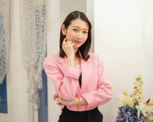 Natsumi Okamoto Instagram - みなさまお知らせです📺🍷

MBS ドラマフィル
『ビジネス婚　-好きになったら離婚します-』
小田島潮役で、出演致します！

ドキドキ止まらぬ、主演お二人のお芝居に
台風のように絡んでいきます。
ゆっかー、とてもとてもかわいくて朗らか、一緒にいるだけで
心が安らぐような、素敵な主演です✌︎♡

さぁ、今年、どんどん行きましょう！
いろんな姿をみせます！
みんなも存分楽しんでください！！