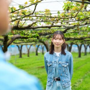 Natsumi Okamoto Instagram - みなさまに、大切なお知らせです！📢🍐🍐

この度KIRIN 氷結mottainai アンバサダーへの就任が決定しました！

とても嬉しいです！！
アンバサダーに選んで頂いたとのことで、これを機にSDGsについて沢山学びながら、みなさんに発信していけたらと思います！

早速、第一弾の活動として、
実際に、“氷結mottainai”で使用している横浜のブランド梨『浜なし』の生産農家さんにお邪魔し、お話を伺ってきました！🍐
 
味はおいしいのに、少しの傷や大きさで規格外になり捨てられてしまう梨があるとのこと…
大玉ですっごく甘くておいしい浜なしなのにもったいない。。
 
その問題を真摯に捉えて、おいしいのに廃棄されてしまう
"モッタイナイ果実"を使った新商品が、
今回私がアンバサダーを務める
KIRIN「氷結mottainai」なのです！！！
 
私はひと足先にいただいたのですが、
缶を開けた瞬間浜なしの香りがふわっと香り、缶を開けた瞬間浜なしの香りがふわっと香り、浜なしのみずみずしい果実感とスッキリした後味がとてもおいしく飲みやすかったです！🍐

 
そして、おいしいだけではなく、規格外果実のフードロス削減や売り上げ1本につき１円が農家さんへ寄付されるとのことで、農家さんにも貢献できる素敵な商品だなぁと感じました。
 
早く皆様にも味わっていただきたいです！
今後もアンバサダーとしてみなさんに氷結mottainaiの魅力を伝えていきますので、続報もお楽しみに！！
よろしくお願いします！

#PR #KIRIN #氷結mottainai #SDGs
#お酒は20歳になってから