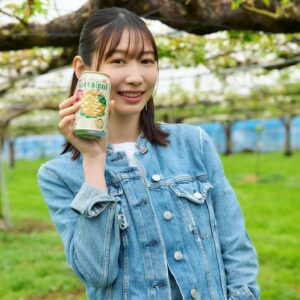 Natsumi Okamoto Instagram - みなさまに、大切なお知らせです！📢🍐🍐

この度KIRIN 氷結mottainai アンバサダーへの就任が決定しました！

とても嬉しいです！！
アンバサダーに選んで頂いたとのことで、これを機にSDGsについて沢山学びながら、みなさんに発信していけたらと思います！

早速、第一弾の活動として、
実際に、“氷結mottainai”で使用している横浜のブランド梨『浜なし』の生産農家さんにお邪魔し、お話を伺ってきました！🍐
 
味はおいしいのに、少しの傷や大きさで規格外になり捨てられてしまう梨があるとのこと…
大玉ですっごく甘くておいしい浜なしなのにもったいない。。
 
その問題を真摯に捉えて、おいしいのに廃棄されてしまう
"モッタイナイ果実"を使った新商品が、
今回私がアンバサダーを務める
KIRIN「氷結mottainai」なのです！！！
 
私はひと足先にいただいたのですが、
缶を開けた瞬間浜なしの香りがふわっと香り、缶を開けた瞬間浜なしの香りがふわっと香り、浜なしのみずみずしい果実感とスッキリした後味がとてもおいしく飲みやすかったです！🍐

 
そして、おいしいだけではなく、規格外果実のフードロス削減や売り上げ1本につき１円が農家さんへ寄付されるとのことで、農家さんにも貢献できる素敵な商品だなぁと感じました。
 
早く皆様にも味わっていただきたいです！
今後もアンバサダーとしてみなさんに氷結mottainaiの魅力を伝えていきますので、続報もお楽しみに！！
よろしくお願いします！

#PR #KIRIN #氷結mottainai #SDGs
#お酒は20歳になってから