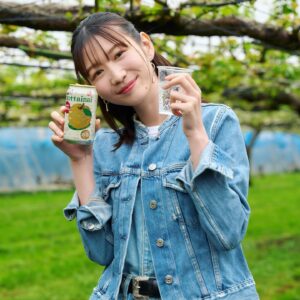 Natsumi Okamoto Instagram - みなさまに、大切なお知らせです！📢🍐🍐

この度KIRIN 氷結mottainai アンバサダーへの就任が決定しました！

とても嬉しいです！！
アンバサダーに選んで頂いたとのことで、これを機にSDGsについて沢山学びながら、みなさんに発信していけたらと思います！

早速、第一弾の活動として、
実際に、“氷結mottainai”で使用している横浜のブランド梨『浜なし』の生産農家さんにお邪魔し、お話を伺ってきました！🍐
 
味はおいしいのに、少しの傷や大きさで規格外になり捨てられてしまう梨があるとのこと…
大玉ですっごく甘くておいしい浜なしなのにもったいない。。
 
その問題を真摯に捉えて、おいしいのに廃棄されてしまう
"モッタイナイ果実"を使った新商品が、
今回私がアンバサダーを務める
KIRIN「氷結mottainai」なのです！！！
 
私はひと足先にいただいたのですが、
缶を開けた瞬間浜なしの香りがふわっと香り、缶を開けた瞬間浜なしの香りがふわっと香り、浜なしのみずみずしい果実感とスッキリした後味がとてもおいしく飲みやすかったです！🍐

 
そして、おいしいだけではなく、規格外果実のフードロス削減や売り上げ1本につき１円が農家さんへ寄付されるとのことで、農家さんにも貢献できる素敵な商品だなぁと感じました。
 
早く皆様にも味わっていただきたいです！
今後もアンバサダーとしてみなさんに氷結mottainaiの魅力を伝えていきますので、続報もお楽しみに！！
よろしくお願いします！

#PR #KIRIN #氷結mottainai #SDGs
#お酒は20歳になってから