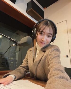Natsumi Okamoto Instagram - みなさまお知らせです📢
なんと！わたくし念願のラジオ番組が、はじまります📻
番組名は、

「岡本夏美の近距離ラジオ」　です🏡🌳👣

ラジオアプリ　AuDeeオーディーにて
毎週日曜日　お昼12時から配信されます📻
初回放送は、
2月4日からです！

やったー！！！夢が叶いました、
みんな本当にありがとう、
ここから一緒に盛り上げて頂けたら嬉しいです。

メッセージメール感想等たくさんお待ちしています！！！

メッセージは
#近距離ラジオ　番組公式サイト、そして番組公式X等
SNSからも募集します✉️
是非チェックよろしくお願いします！

さて…どんなラジオになるのか…おたのしみに😌
　

やった〜やったー！！！！！！！！