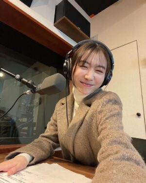 Natsumi Okamoto Instagram - みなさまお知らせです📢
なんと！わたくし念願のラジオ番組が、はじまります📻
番組名は、

「岡本夏美の近距離ラジオ」　です🏡🌳👣

ラジオアプリ　AuDeeオーディーにて
毎週日曜日　お昼12時から配信されます📻
初回放送は、
2月4日からです！

やったー！！！夢が叶いました、
みんな本当にありがとう、
ここから一緒に盛り上げて頂けたら嬉しいです。

メッセージメール感想等たくさんお待ちしています！！！

メッセージは
#近距離ラジオ　番組公式サイト、そして番組公式X等
SNSからも募集します✉️
是非チェックよろしくお願いします！

さて…どんなラジオになるのか…おたのしみに😌
　

やった〜やったー！！！！！！！！
