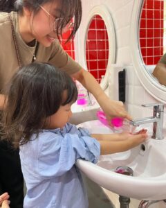 Nattasha Nauljam Instagram - ลูกเรม่า ไปโรงเรียนวันแรก ตื่นเต้นกว่าลูกก็พ่อแม่นี่แหละ พาไปส่งแล้วต้องรีบออกมา เพื่อไม่ให้ลูกร้องไห้ พอเห็นภาพลูกร้องไห้เท่านั้นแหละ น้ำตาซึมเลยจ้า นี่ลูก โตจนต้องไปเรียนแลัวหรอเนี่ย ไวมากเลยย บีบหัวใจแม่มาก พรุ้งนี้จะยอมไปมั้ยน้า แต่ที่แน่ๆคือ คุณครู พาล้างรถแล้ว ลืมแม่แม่ไปเลย 🤣 สนุกสนาน มีเพื่อนนำทัพไปด้วยทุกที่ เรม่าก็แฮปปี้