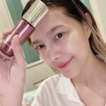 Nattasha Nauljam Instagram - เพื่อผิวสวยทุกมิติ ด้วยเซรั่มซ่อมผิวในตำนาน สกินแคร์สามัญประจำบ้านที่ทุกคนควรมี ✨ 111SKIN Repair Serum NAC Y2 ขีดสุดของการซ่อมแซมทุกมิติของผิวที่ถูกทำลายไม่ว่าจะจากมลภาวะ เหตุสุดวิสัย หรือแม้กระทั่ง procedure ต่างๆ ที่เราทำกับผิว พร้อมเสริมความแข็งแรงให้กับผิวยาวนานถึง 48 ชั่วโมง เพื่อผิวสุขภาพดี เปล่งประกายความแข็งแรงขึ้นใน 2 สัปดาห์ ▫️NAC Y2 มาในความเข้มข้นสูงขึ้นถึง 4 เท่า และ Encapsulate เพื่อการดูดซึม ลำเลียงเข้าไปในผิวที่ตรงจุด และล้ำลึกมากขึ้น ▫️New ! Pink Rock Rose Extract สารสกัดจากดอกกุหลาบทะเลทราย ต้านการอักเสบและลดเลือนริ้วรอย ▫️Calendula Officinalis ที่สุดแห่งการปลอบประโลมผิว ต้านการอักเสบ และเสริมความแข็งแรงให้กับผิว ▫️Centella Asiatica เสริมเกราะป้องกันผิวชั้นนอกให้ต่อสู้กับปัจจัยที่ทำร้ายผิวจากภายนอกให้มีประสิทธิภาพมากขึ้น สูตรใหม่จะมีแค่เนื้อเดียวค่ะ ซึ่งจะเป็นเนื้อนุ่มๆ หยุ่นๆ ลื่นเกลี่ยง่าย ใช้แค่นิดเดียว ทั่วหน้าแล้วค่ะ ไม่มีน้ำหอมและเปลี่ยนเป็นผลิตในสวิตเซอร์แลนด์ค่ะ ใช้ได้ทั้งเช้า - เย็น ขนาด 30 ML ราคา 11,800 บาท ช้อปที่ร้าน BFF ทุกสาขา หรือช่องทางออนไลน์ 🛍 Line @bff_bkk หรือคลิก https://bit.ly/3pvkzq9 🛍 คลิกดูเพิ่มเติมหรือเลือกช้อปบนเว็บไซส์ bit.ly/3RvZlG9 "ช้อปผ่านไลน์และ website ครบ 3,000 บาทขึ้นไปจัดส่งฟรี EMS และ จัดส่งแมสฟรีภายใน กทม เมื่อช้อปครบ 10,000 บาทหลังหักส่วนลดสมาชิก (ไม่ร่วมสินค้าโปรโมชั่นและสินค้าราคาพิเศษ) #bffbkk #bff111skin #111skin #111skinthailand #bodycream #เพื่อนสนิทสายบิวตี้ #ทำด้วยใจยังไงก็ดี