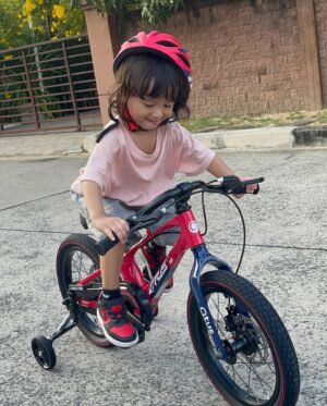 Nattasha Nauljam Instagram - 🚲 ม่าน้อย กับจักรยานคันใหม่ของเค้า ชอบมาก ขี่ไม่หยุด บอกว่าเท่ห์มากกก แม่ๆคนไหนกำลังมองหาจักรยาน แนะนำเลยนะคะ แข็งแรงมาก วัสดุดีมากค่ะ ❤️🥰 @rockingkids_th