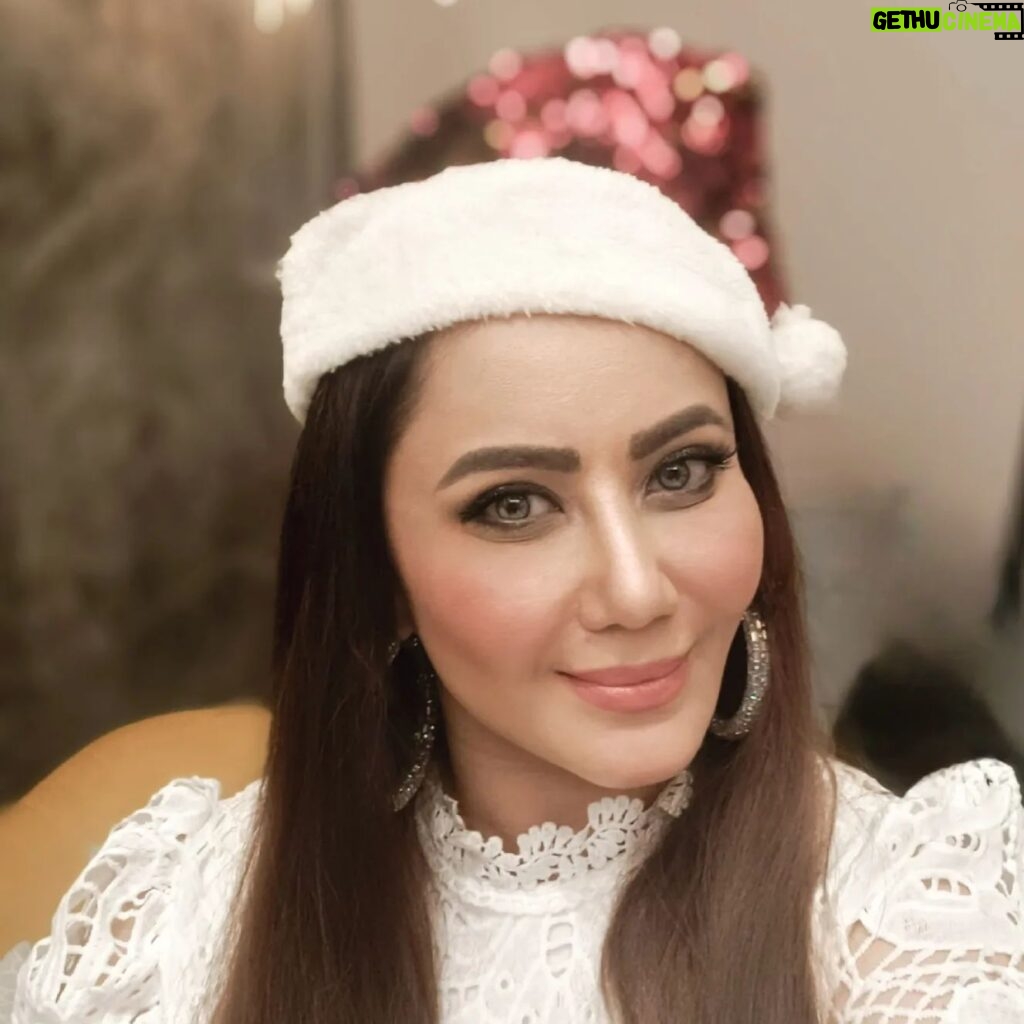 Nausheen Ali Sardar Instagram - #HelloDecember MY MOST FAV TIME OF THE YEAR❣️ #JOY #happiness #love #christmasiscoming #isitchristmasyet 😍🤩🥳 @novotelmumbaiairport Event-Fashionshow by juice @ranjitrodricks 💖