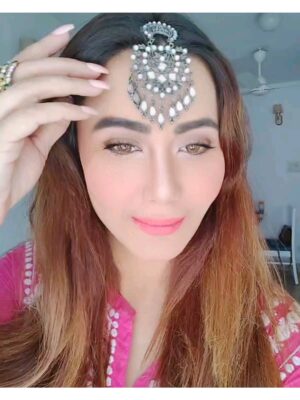 Nausheen Ali Sardar Instagram - I love this look...dunno if I can call it Afghani or kashmiri...what say you??
.....me without my eyeliner ...very rare indeed😜
And of course my summer pimple  will stay in this video forever😆🙈🙈🙈 #fashionjewelry #jewellery #maangtikka #silverjewelry #ethnic #royal