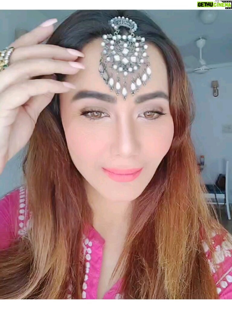 Nausheen Ali Sardar Instagram - I love this look...dunno if I can call it Afghani or kashmiri...what say you?? .....me without my eyeliner ...very rare indeed😜 And of course my summer pimple will stay in this video forever😆🙈🙈🙈 #fashionjewelry #jewellery #maangtikka #silverjewelry #ethnic #royal