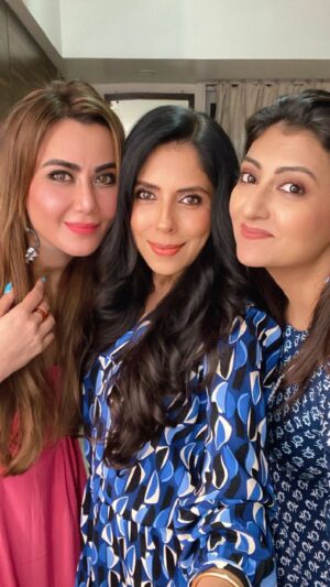 Nausheen Ali Sardar Instagram - My besties surprise birthday bash by @rishmakakar  and @rishikakar ...#saarebolohappybirthday @raymon_kakar  #❤️ #23september #2022 #happybirthday