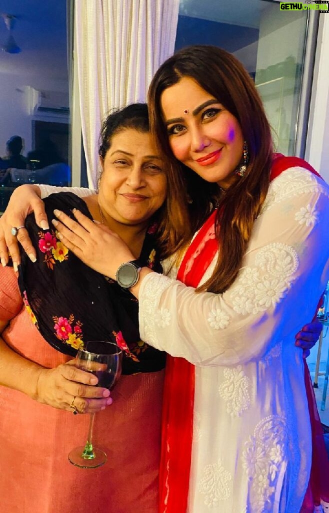 Nausheen Ali Sardar Instagram - From our Childhood to yours 😁😉🥳🥳🥳🥳🥳 HAPPY BIRTHDAY @roopadivatia #timetravel #epic #friendslikefamily #oldisgold #kkusum #reunion #tvshow #friends #friendship #tvshows #indiantelivision @sonytvofficial #❤️@balajitelefilmslimited